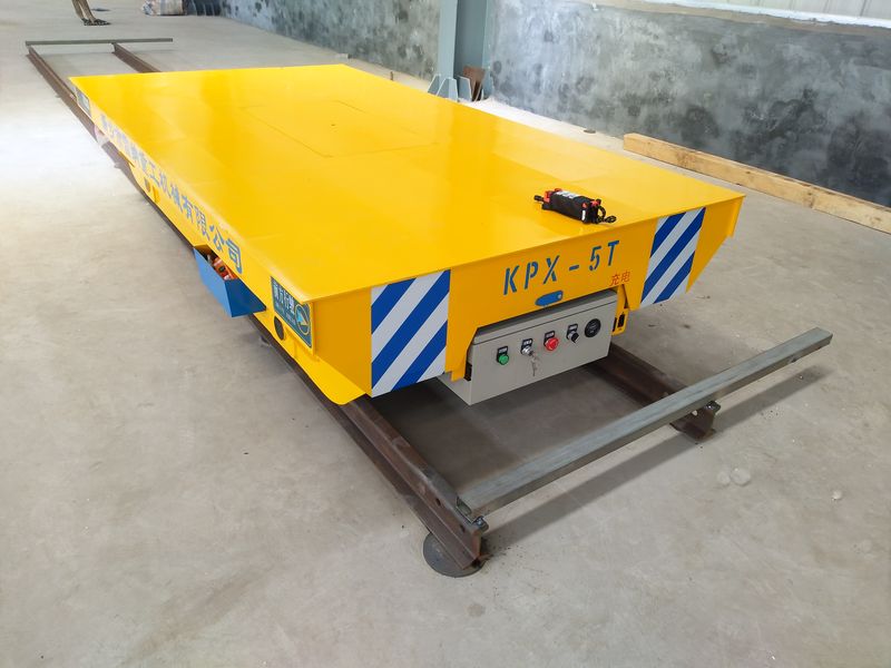 在電動(dòng)平車(chē)的中間部位，載荷分布要均均